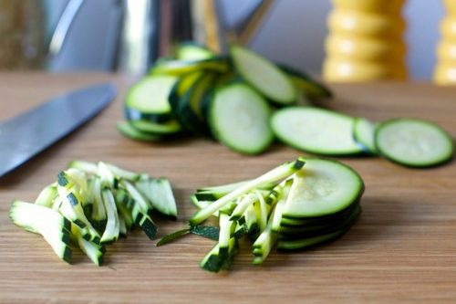 рецепт приготування вегетаріанськоого салату з бринзою і огірками