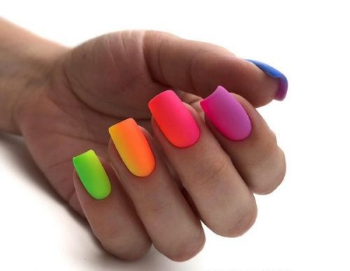 Неоновий дизайн нігтів омбре - яскраві кольори в тренді 