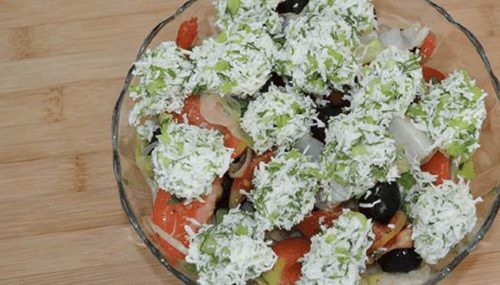Рецепт пісного салату з бринзою і огірками та оливками