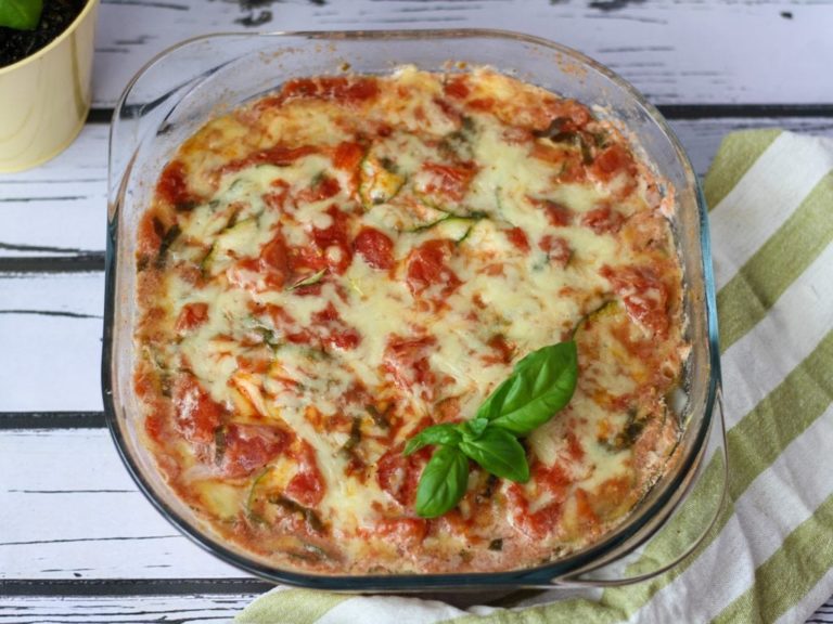 Молоді кабачки з помідорами під соусом, смачний рецепт