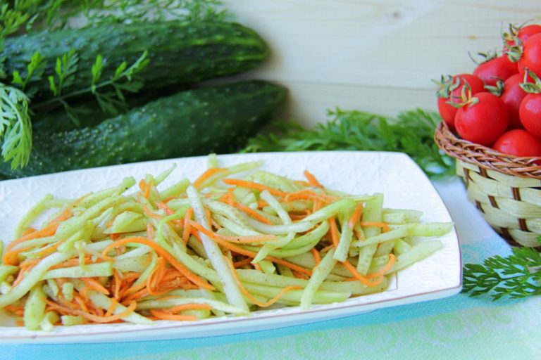 Огірки по-корейські смакують як закуска і як салат для зимової заготовки