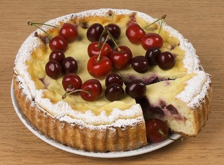 Ніжний і легкий сирний пиріг з черешнею