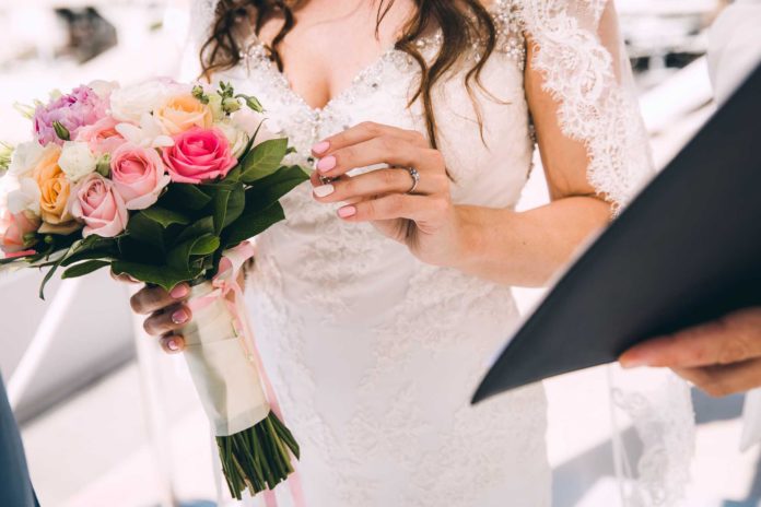 Весільний манікюр: цікаві ідеї з фото порадують наречену і допоможуть зробити довершений образ