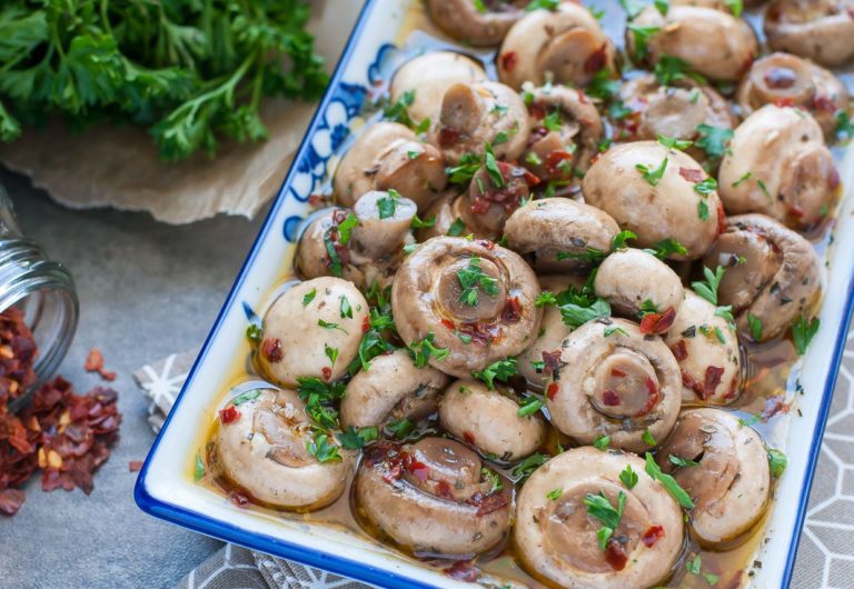 Мариновані печериці (шампіньйони) чудова закуска, яка швидко готується