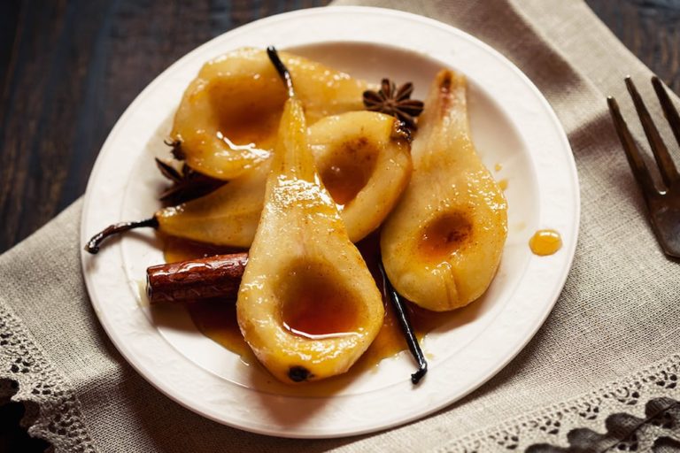 Печена груша з корицею і медом