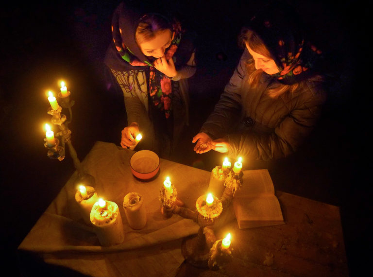 Ворожіння у Святвечір напередодні Різдва з воском і на кавову гущу