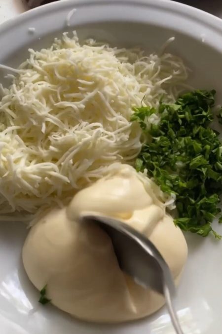 Покроковий рецепт сирно-сметанкового соусу