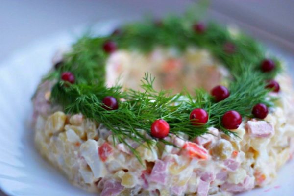 Оригінальний новорічний варіант як прикрасити салат Олів'є 