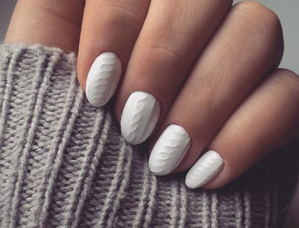 Білий колір продовжує тренд плетеного манікюру на короткі нігті і в 2021 році