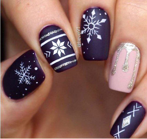 Новорічний дизайн нігтів зі сніжинками