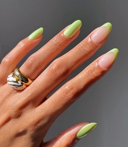 Блідо-зелений французький манікюр і один або два зелені акценти на нігтях, фото ідей