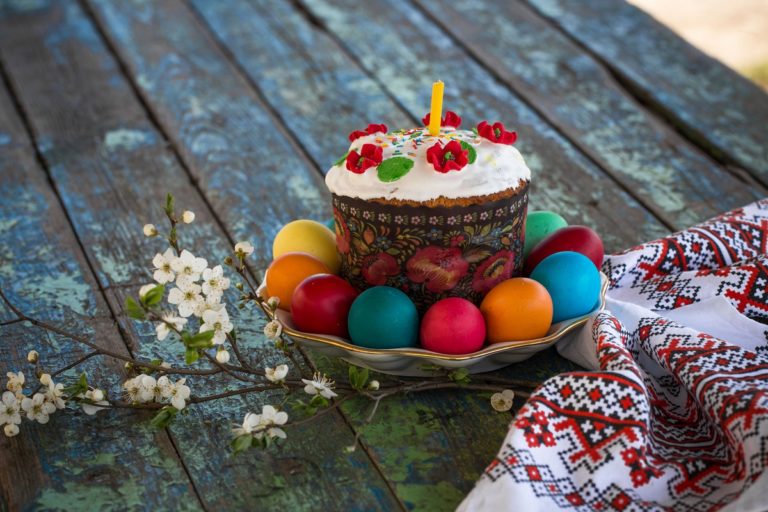 Коли пекти паску, готувати четвергову сіль і красити яйця на Великдень?