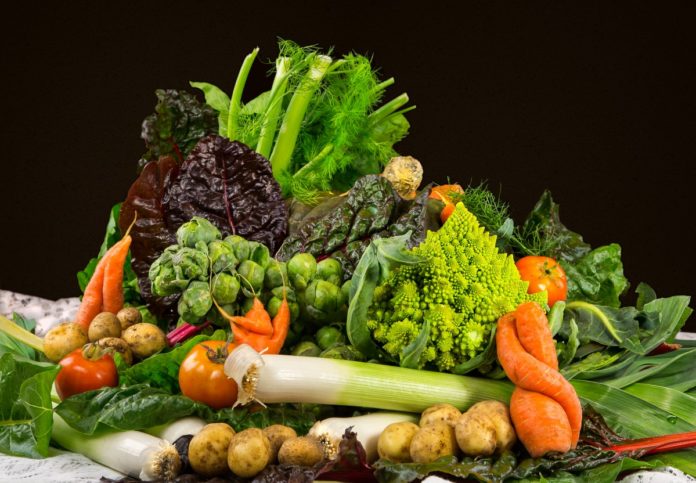 Які овочі можна садити поруч на городі: буряк, картопля, огірки, помідори, перець, кукурудза, баклажани, часник і цибуля, гарбуз, горох і квасоля