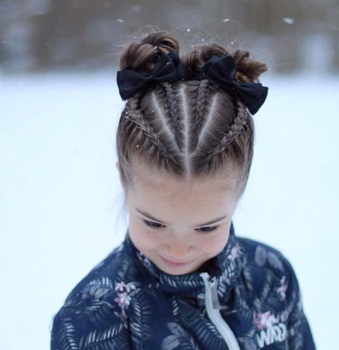 Ідеї з фото зачіски для дівчинки з бантиками, яку можна зробити на перше вересня й інші свята