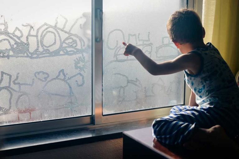 Чому вікна «плачуть»? Корисні поради фахівців, щоб прибрати конденсат
