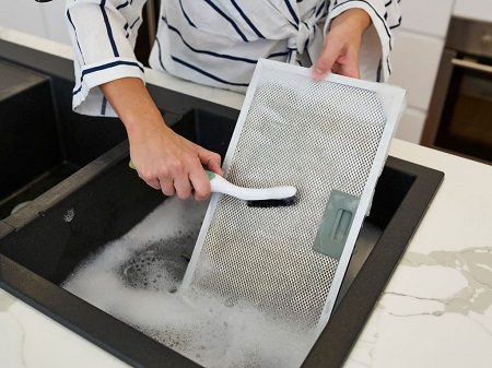 Чим почистити витяжку на кухні без хімії, використовуючи засоби, які є вдома