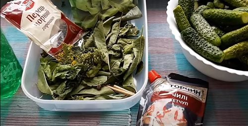 Інгредієнти для приготування закуски на зиму – хрумкі огірки з кетчупом Чилі