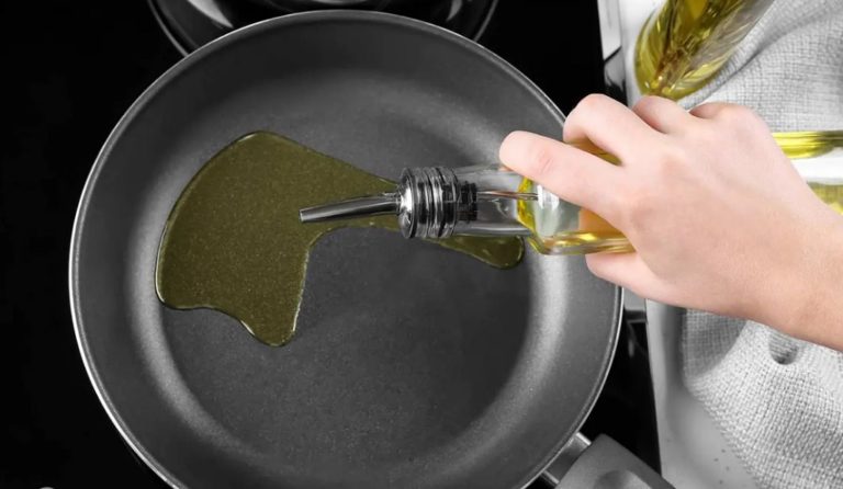 Чому олія стріляє на пательні: корисні поради, як смажити їжу, щоб не було бризок та опіків