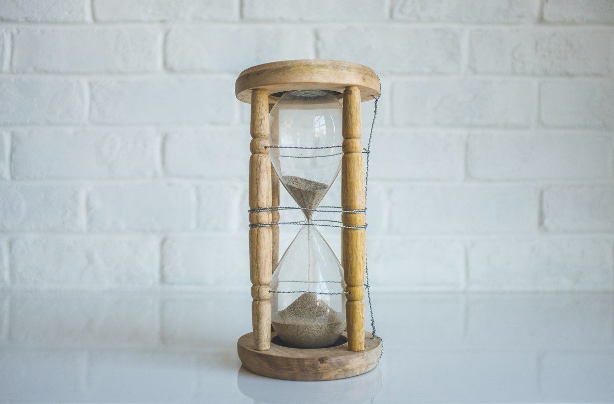 Пісковий (пісочний) годинник гарна деталь інтер’єру і оберіг для родини