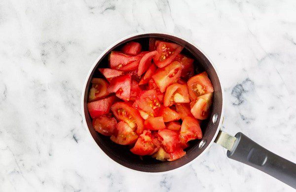 Суп із свіжих тушкованих помідорів готується всього півгодини