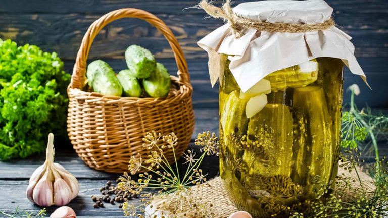 Соління огірків на зиму в банках, які будуть хрумтіти