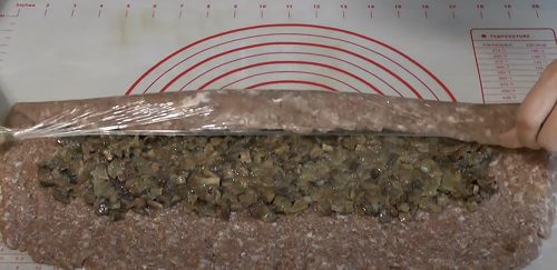 М'ясний рулет з грибною начинкою: простий рецепт приготування найсмачнішого м'ясного рулету з фаршу з печерицями