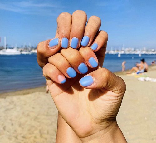 Манікюр літо 2022 ідеї з фото на різну форму нігтів - блакитний колір нейл покриття