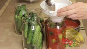 Хрусткі мариновані огірки на зиму, рецепт з томатним соком