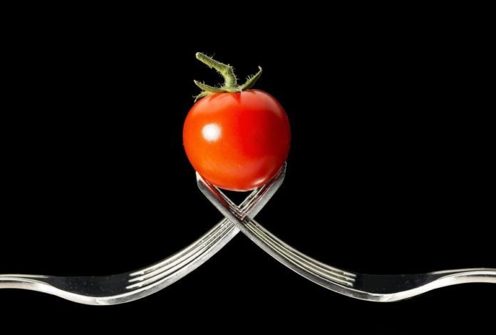 Коли в червні 2022 садити помідори у відкритий грунт і пасинкувати томати: сприятливі дні посадки і догляду вказує місячний посівний календар на червень
